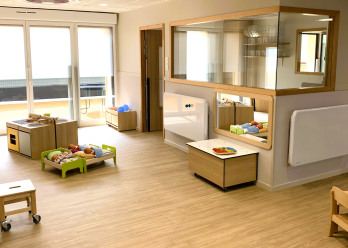 Intérieur de la Crèche Babilou Levallois Vergniaud  avec meubles et jeux d'imitation