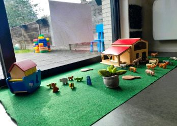Tapis avec jouets pour enfants au sein de la micro-crèche Babilou Marcq Maginot