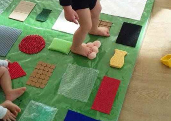 Créer un tapis sensoriel - Activité enfant