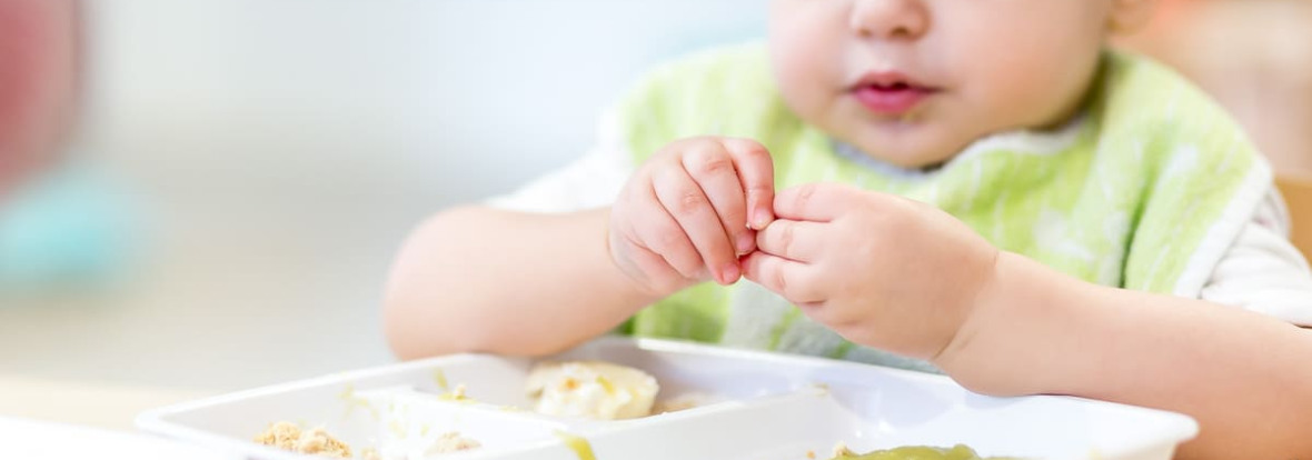 Petite fille mangeant son repas du midi au sein d'une crèche Babilou