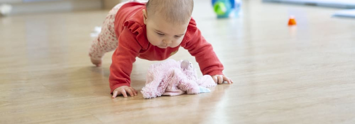 Les grandes étapes du développement psychomoteur de bébé : le tableau