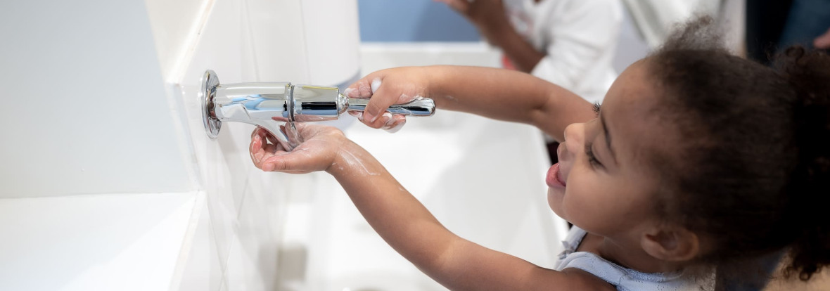 expliquer-coronavirus-enfant-hygiene-lavage-mains-babilou