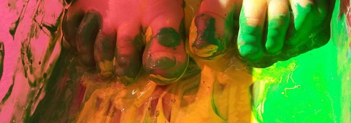 enfant-activite-peinture-avec-pieds-babilou