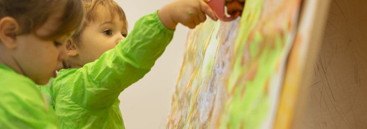 Enfant peinture creche