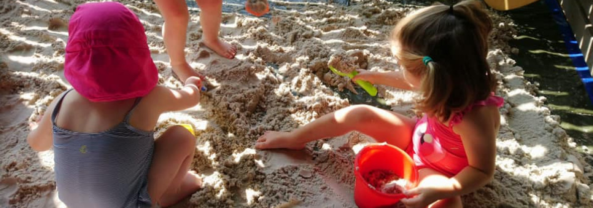 des enfants à la plage