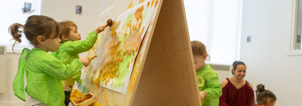 Deux enfants en train de peindre en crèche Babilou