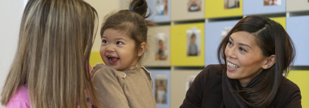 Une maman, son enfant et une professionnelle de crèche Babilou