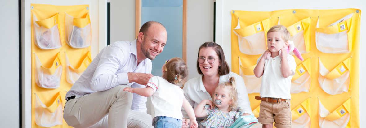 Un papa, des enfants et une professionnelle en crèche Babilou