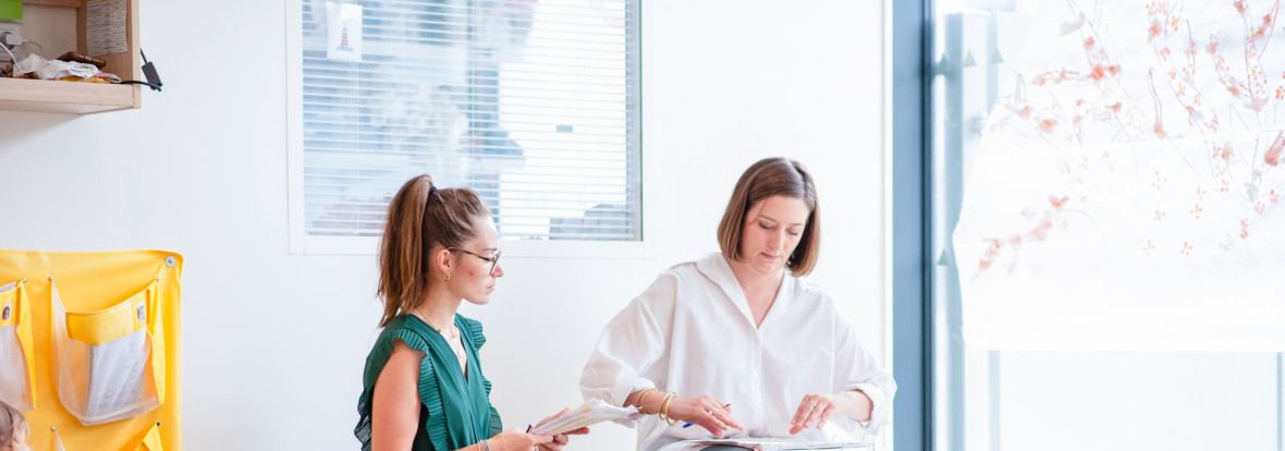 Deux professionnelles de crèche en train de travailler
