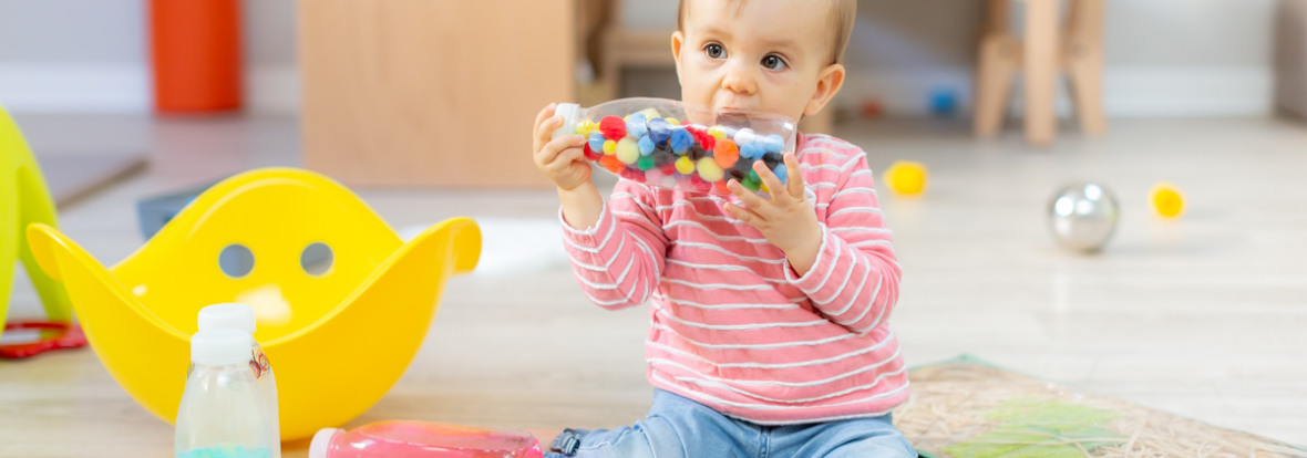 babilou-montrouge-agnescolombo-378 - petit fille pendant une activité sensorielle