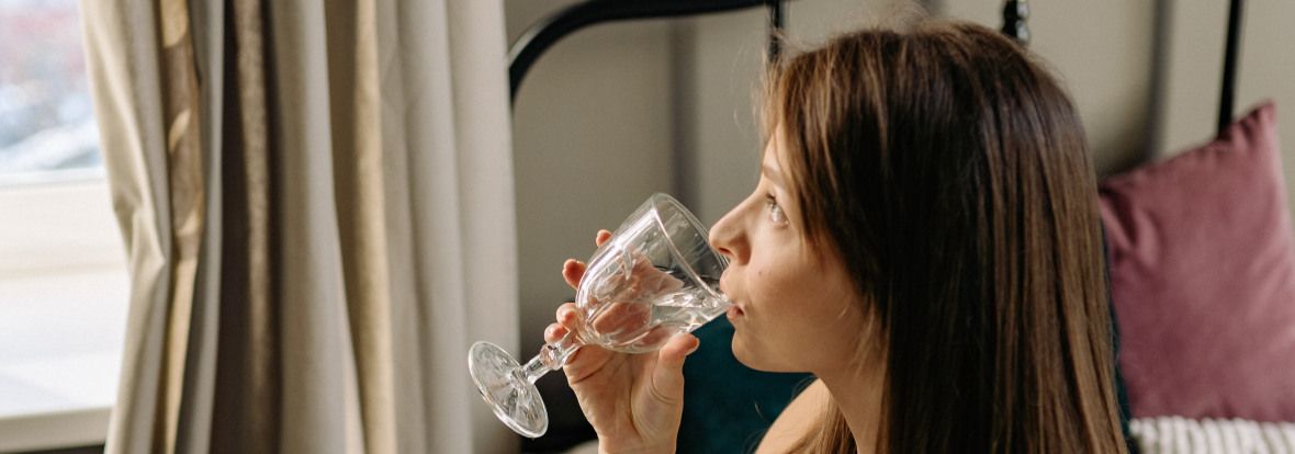 femme enceinte qui boit de l'eau