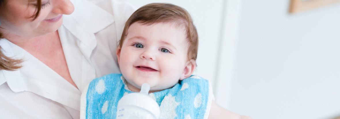 Un pro nourrissant un bébé