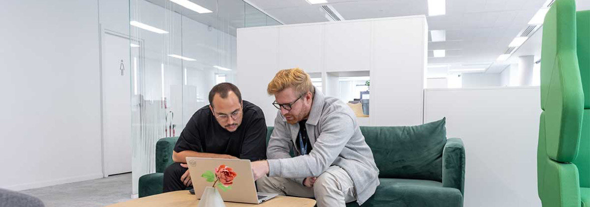 Collegues babilou travaillant sur un projet au siege