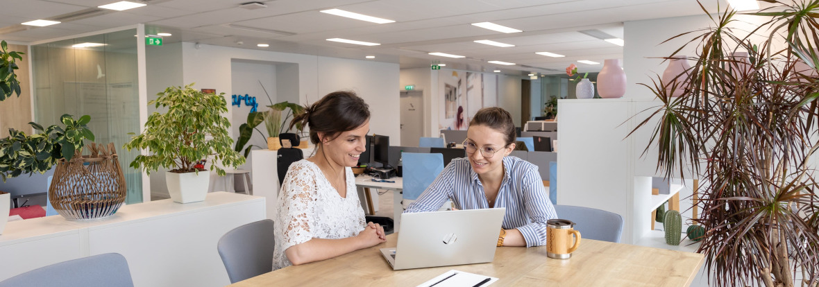 Deux collaboratrices Babilou en train de travailler sur un ordinateur