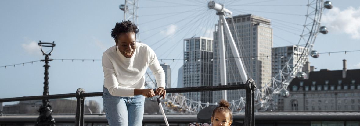 Une femme poussant sa fille sur un porteur roulant