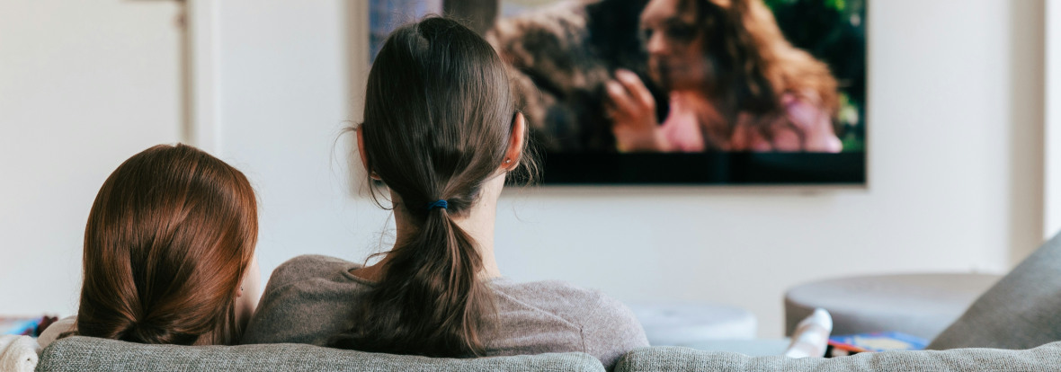 Enfant et sa maman en train de regarder la télévision