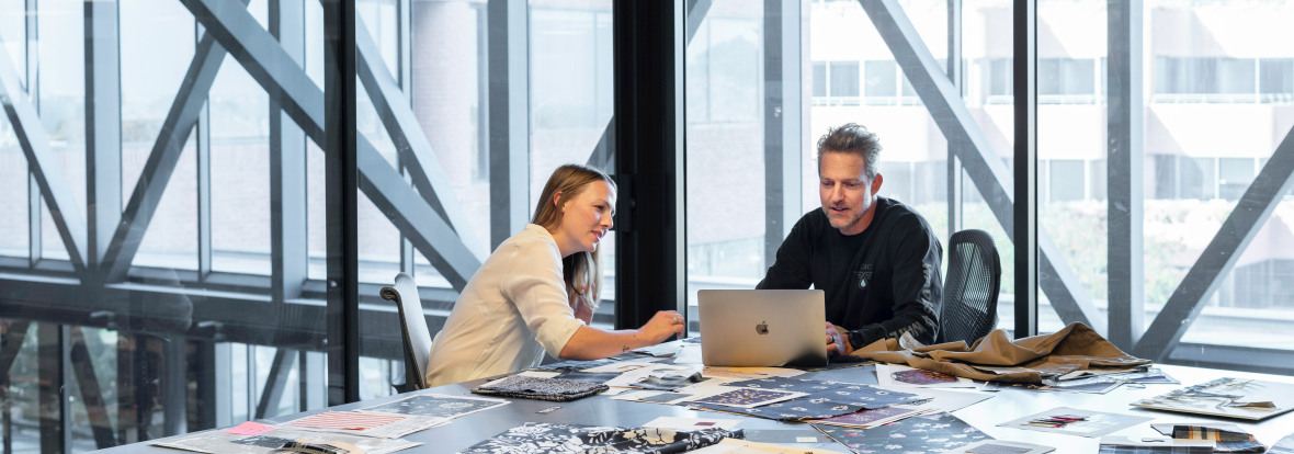 Un homme et une femme en train de travailler