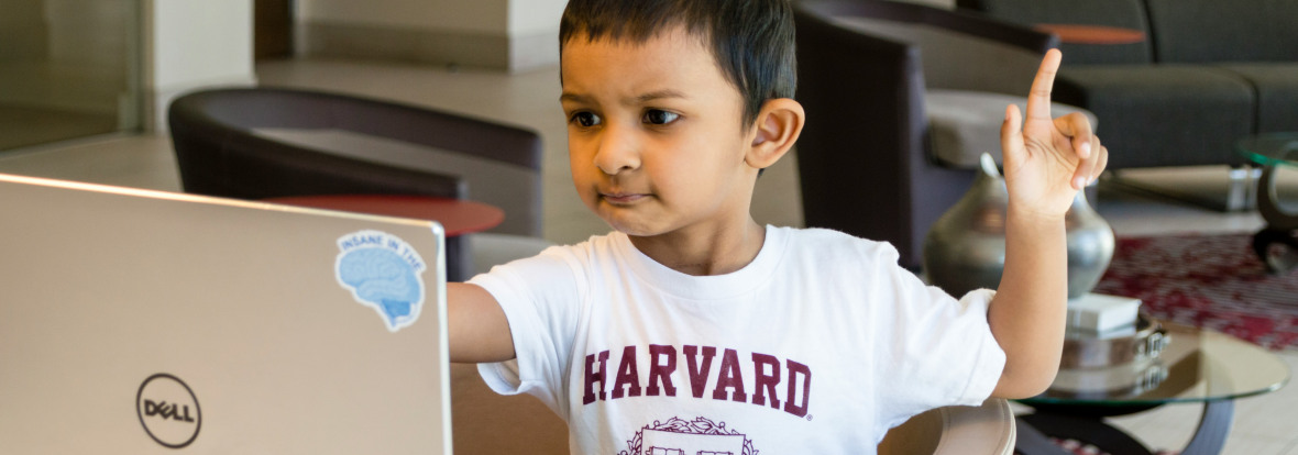 Un enfant en train de regarder un ordinateur