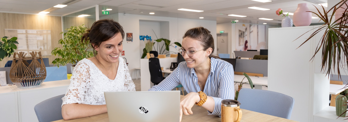 Image représentant deux internes Babilou qui étudient. 