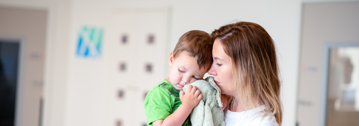 Une maman tenant son enfant en crèche Babilou