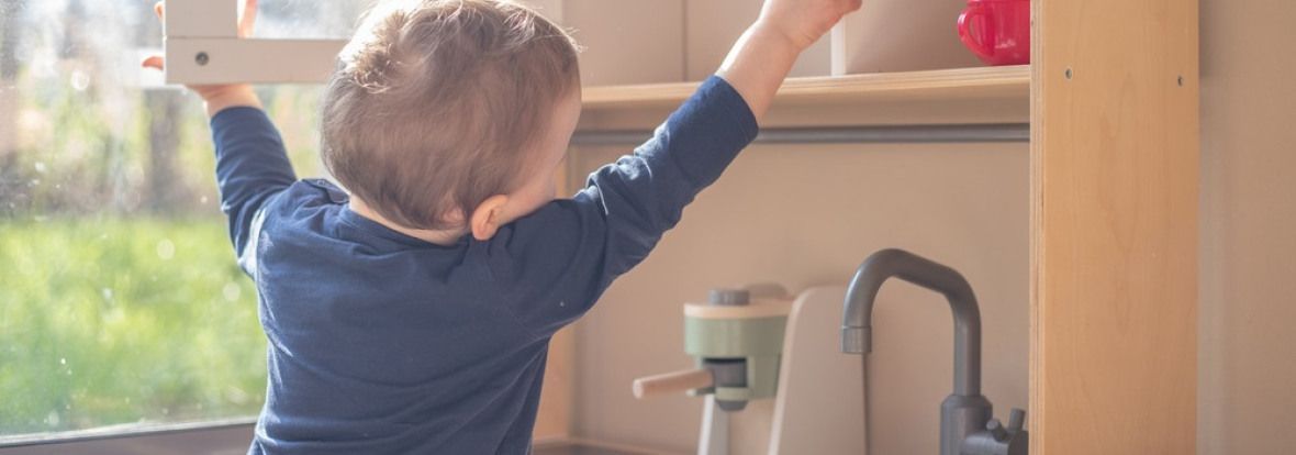 Un enfant en crèche babilou qui joue