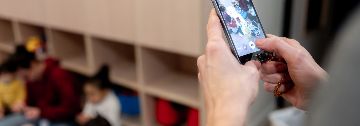 Personne prenant une photo d'un groupe d'enfants au sein d'une crèche Babilou