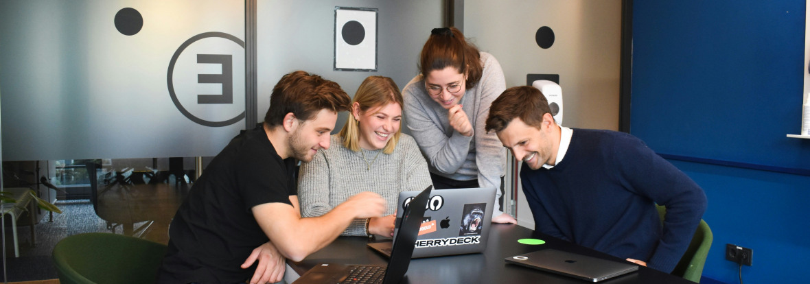 Un groupe de personnes en entreprise en salle de réunion
