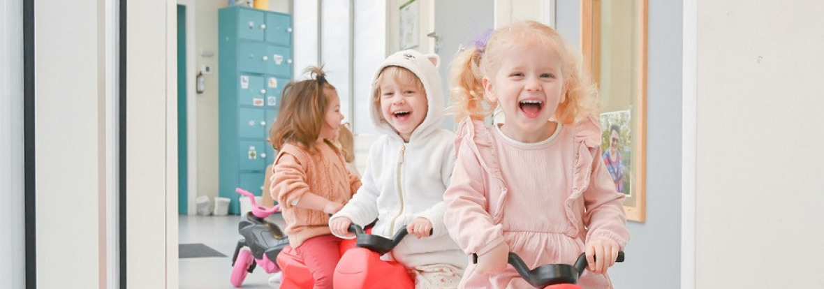 Photo de trois enfants qui s'amuse à la crèche Babilou Saint-Jean de Braye Rochefort