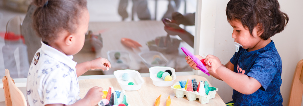 Deux enfant faisant un jeu d'imitation au sein d'une crèche Babilou