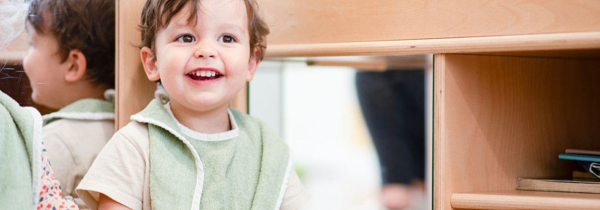 Un enfant en train de sourire dans une crèche