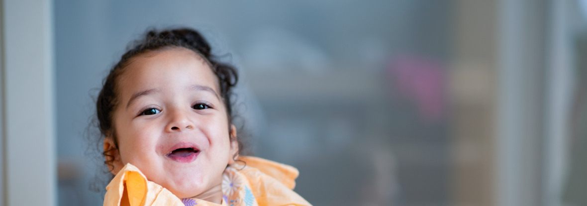 Petite fille qui sourit en crèche