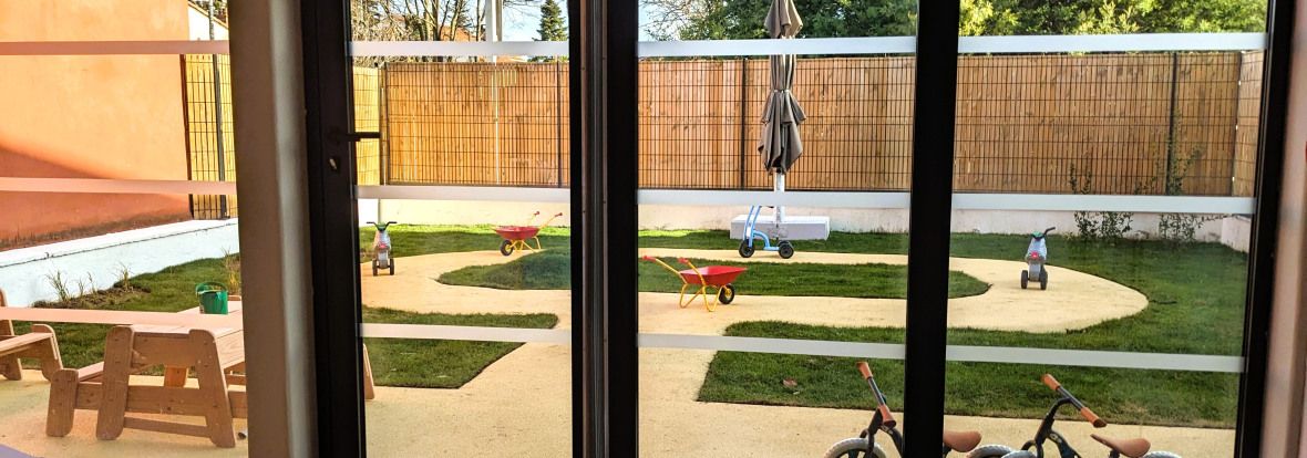Jardin de la crèche Babilou Toulouse Chaussas vue depuis l'intérieur