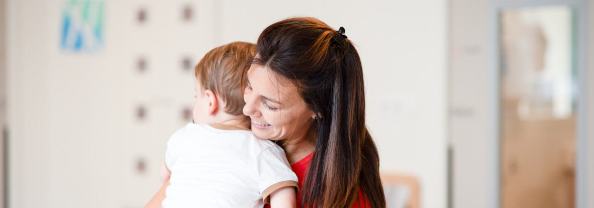 Une maman tenant son enfant en crèche Babilou