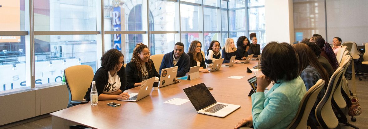 Photo d'un groupe de personne en réunion