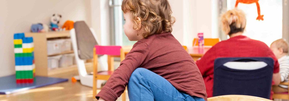 Un enfant en crèche qui joue