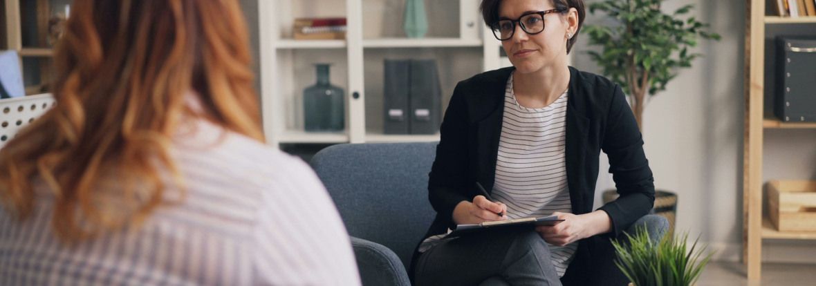 Deux femmes en consultation médicale