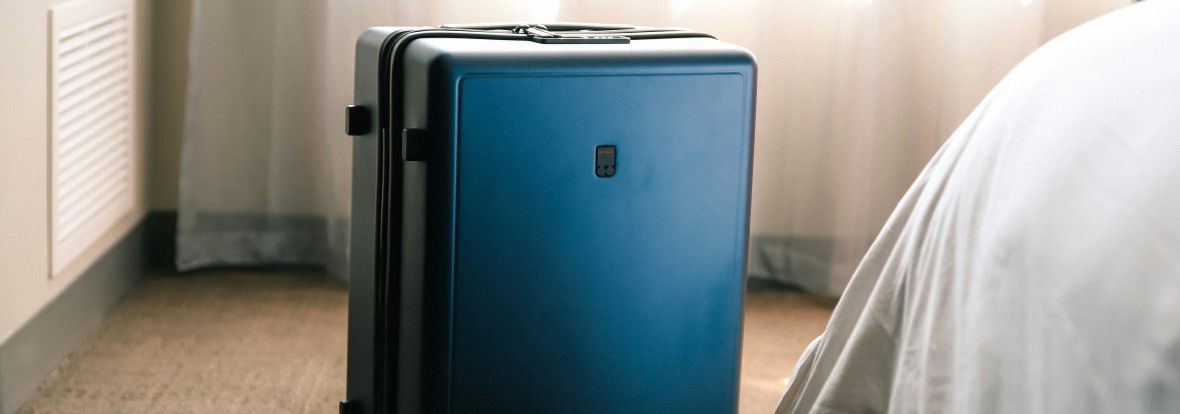 Valise bleue dans une chambre