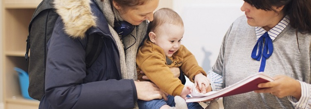 Famille et livre cuisine crèche Babilou