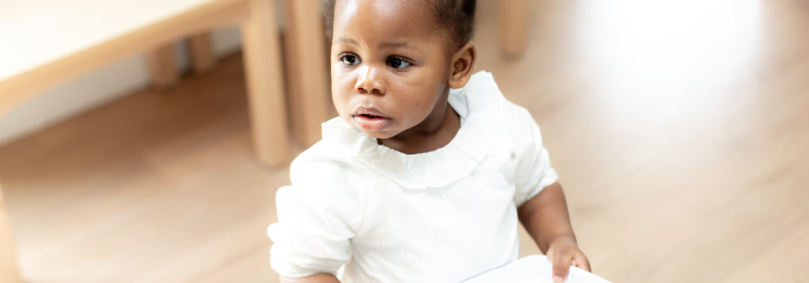 Petite fille le regard fuyant au sein d'une crèche Babilou