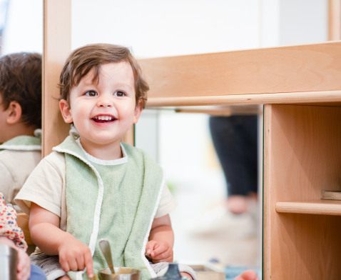 Un enfant en train de sourire dans une crèche