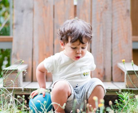 Un enfant dans le jardin d'une crèche Babilou