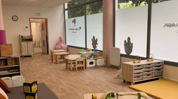 Salle de vie de la crèche Les Bébés Aventuriers Rueil