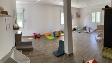 Salle de vie de la crèche Baby Eveil Grabels