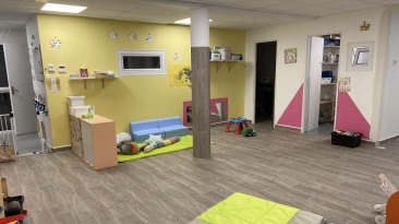 Salle de vie de la crèche Baby Eveil Saint Clément de Rivière