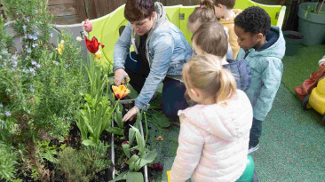 035 - Babilou Le Plessis Herriot enfants autour du potager