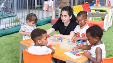 123 - Babilou Vallauris Souvenir Français - groupe d'enfants pendant une activité