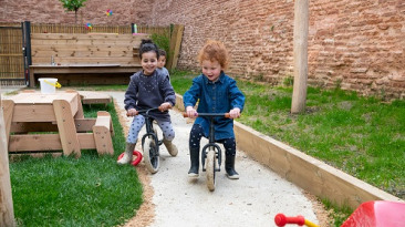 257 - Babilou Toulouse Hauts Murats - deux enfants avec des vélos