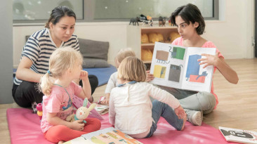 474 - Babilou Clichy Chancé Milly - professionnelle qui lit une histoire aux enfants