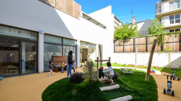 693 - Babilou REIMS Université - groupe d'enfants dans le jardin de la crèche