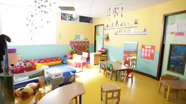 Salle de repas et de jeux de la crèche Babilou Chardonnerets à Antony